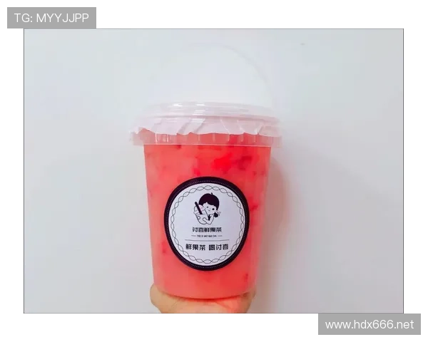 崔家溪训练完回家路上顺手买了杯奶茶，结果被粉丝认出来狂拍——他喝的那杯是全糖加双倍珍珠