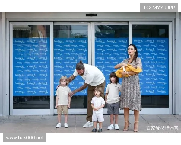 拉莫斯抱娃穿拖鞋，手腕那块表像能买套房，真是隔壁大叔和豪门同框