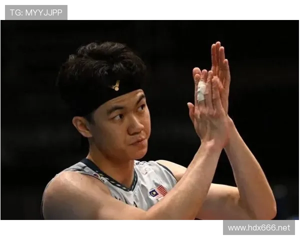 李梓嘉训练室里带个好几百万的球拍，普通人感觉拿着都能挥出金光闪闪了！