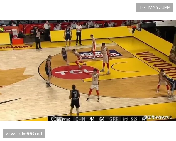 篮球场上遇到两人同时出界判定的处理规则解析